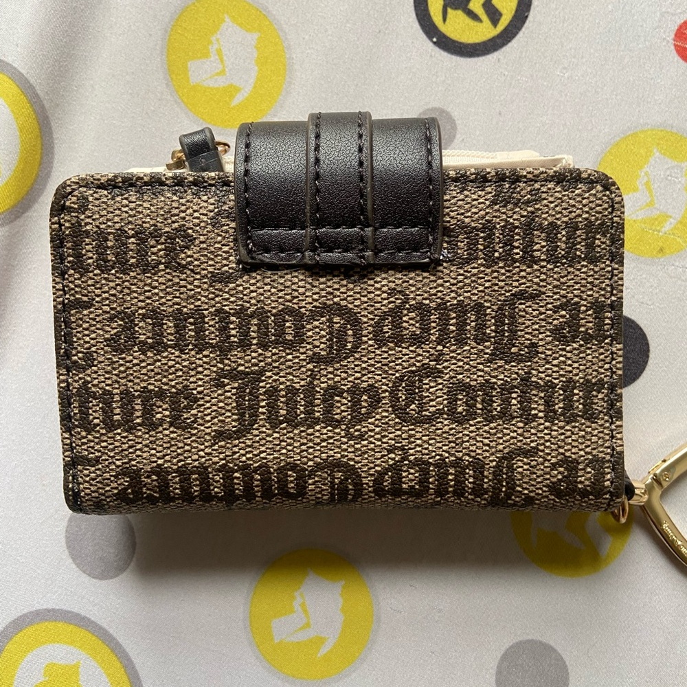 Juicy Couture Cream Wallet with Heart Keychain - Picture 6 of 6